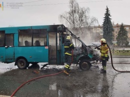 В Чернигове маршрутка с пассажирами загорелась после столкновения с троллейбусом