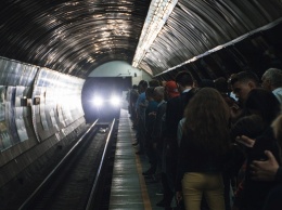 В Киеве под поезд метро попал человек: «синяя» ветка изменила движение
