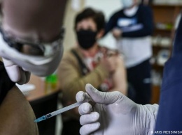В Греции будут штрафовать пенсионеров за отказ делать прививку