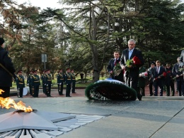 Сергей Аксенов возложил цветы к мемориалу «Вечный огонь» на Могиле Неизвестного солдата