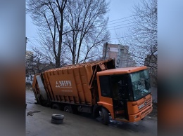 В Днепре на Подолинского под двумя грузовиками провалился асфальт