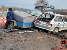Вчера яйца, сегодня зерно: в Днепропетровской области на трассе столкнулись Kia и ВАЗ, по дороге рассыпалась кукуруза