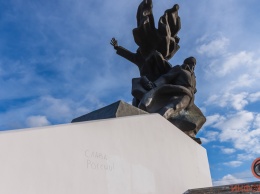 "СССР жив": в Днепре на памятнике 152-ой дивизии написали пророссийские лозунги