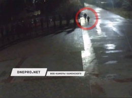 В парке Каменского мужчина напал и избил девушку: видео момента
