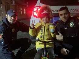 Пошел искать маму: в Одессе патрульные полицейские вернули домой семилетнего мальчика