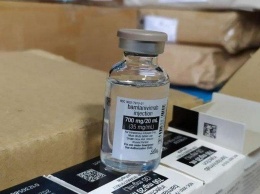 Креатив "антиваксов": в Италии мужчина пришел на вакцинацию с "силиконовой рукой"
