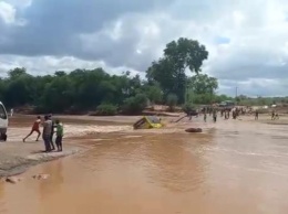 В Кении автобус упал в реку: 23 человека погибли