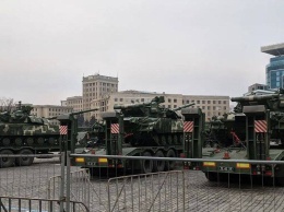 Фотофакт: В центр Харькова свезли военную технику