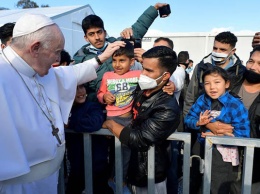 Папа Римский посетил лагерь нелегалов и призвал остановить «крушение цивилизации»
