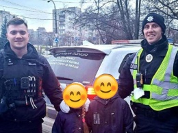 В Киеве ребенок застрял на пятиметровой высоте