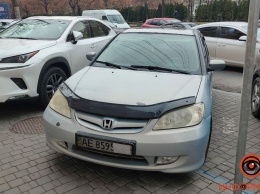 В центре Днепра водитель Honda придумал "оригинальный" способ избежать штрафа за парковку