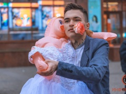 В центре Днепра парень "женился" на резиновой кукле