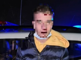 В Одессе пьяный водитель сбежал от копов и прокатил полицейского на капоте: видео погони