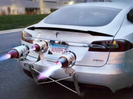 Насколько быстрее Tesla с тремя реактивными двигателями?