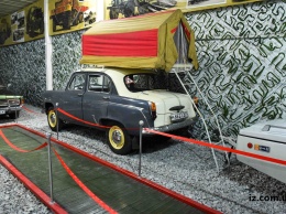 В уникальном запорожском музее появился экспонат с палаткой на багажнике - фото