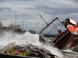 В Анталии усилился ураган: ветер валит деревья и срывает крыши