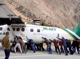 В Непале пассажиры толкали самолет