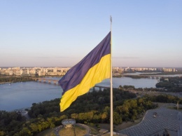 В Киеве порвалось полотно самого высокого флагштока Украины: в чем причина