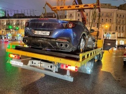 В Киеве эвакуировали Ferrari на швейцарских номерах на нарушение правил парковки