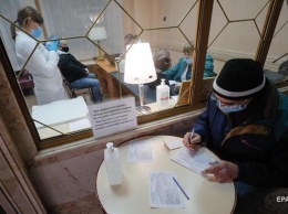 В Ужгороде анонимно вакцинировались 200 медиков с фейковыми сертификатами