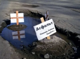Жители улицы Литвинской подозревают, что столичные власти отрапортовали о выдуманном ремонте асфальта в их дворе