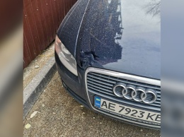 В Днепре на Слобожанском проспекте труба со стройки упала на припаркованную Audi: видео момента