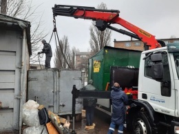 В Киеве коммунальщиков избили во время демонтажа киоска с шаурмой