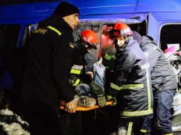 Маршрутка столкнулась с автомобилем в Тернопольской области, 10 травмированных