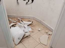 Туалет, который разбили в Пионерском парке Ялты подростки, восстановили их родители