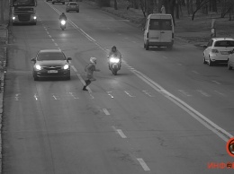 В Днепре на улице Криворожской мотоцикл сбил девочку: как чувствует себя пострадавшая