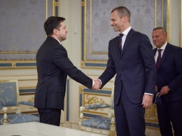 Зеленский встретился с президентом УЕФА и вручил ему орден
