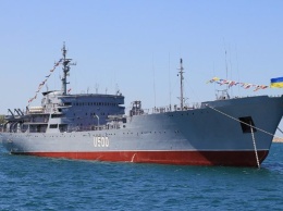 ФСБ заявило, что украинский корабль движется к Керченскому проливу и "угрожает мореплаванию