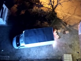 Очевидцы сняли на видео, как сотрудник Wildberries в Крыму выбрасывает посылки из грузовика