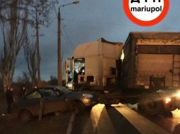 В Мариуполе грузовик протаранил легковушку, - ФОТО