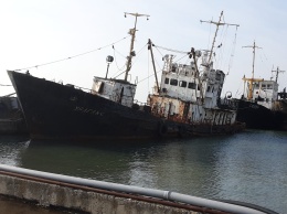 На запорожском курорте у причала тонет рыболовецкое судно - фото