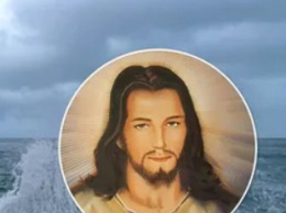 Фотограф случайно сделала снимок Иисуса Христа в волнах океана