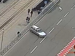 В Днепре возле автовокзала авто без водителя выкатилось на проезжую часть: видео момента