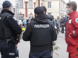 В Киеве в подделке COVID-сертификатов подозревают медика и полицейского: у них нашли 700 тыс. грн