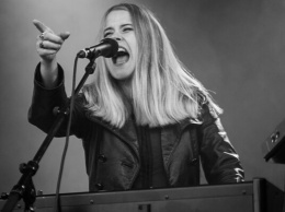 Шведская певица дала тайный концерт после обвинений в сатанизме
