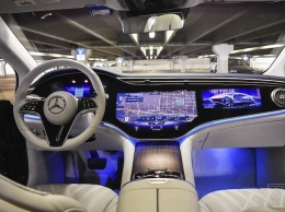 Mercedes-Benz устранила ошибку, которая позволяла смотреть видео на дисплее авто во время движения