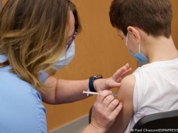 Безопасно ли делать прививку от коронавируса детям? Фактчекинг DW