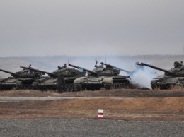 Россия стянула танки к границе с Украиной и в оккупированный Крым: что происходит