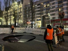 В центре Киева асфальт ушел под землю - где перекрыли движение (ФОТО)