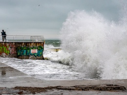 В Одессе штормит море: на пляжах заметили серфингистов