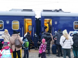Сегодня, 13 декабря, начал курсировать поезд Мариуполь - Рахов через Киев (фото)