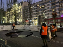 На бульваре Шевченко вчера провалился асфальт: яму уже залатали