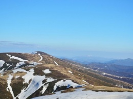 Контрабандисты переправляют сигареты в Румынию через 2-километровую гору