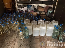 Жительница Мелитополя запаслась перед Новым годом контрафактной водкой
