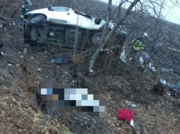 На Луганщине микроавтобус съехал с дороги: есть погибший и пострадавшие (фото)