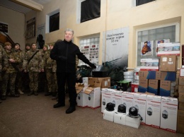 Порошенко приехал в Авдеевку и передал защитникам батальонный комплекс видеонаблюдения (политика)